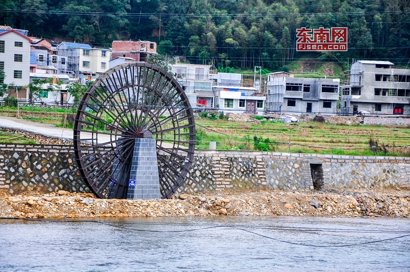 梦里水乡"项目建成后年接待游客6万余人,年产值1000多万元,有效地为洋