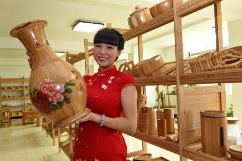 9月22日，福建万竹联盟竹业科技有限公司销售人员在展示竹制产品。