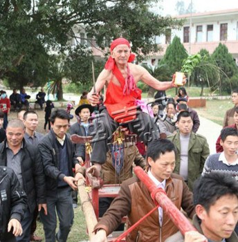 陈福兴老人坐在满是刀片架的座位上。